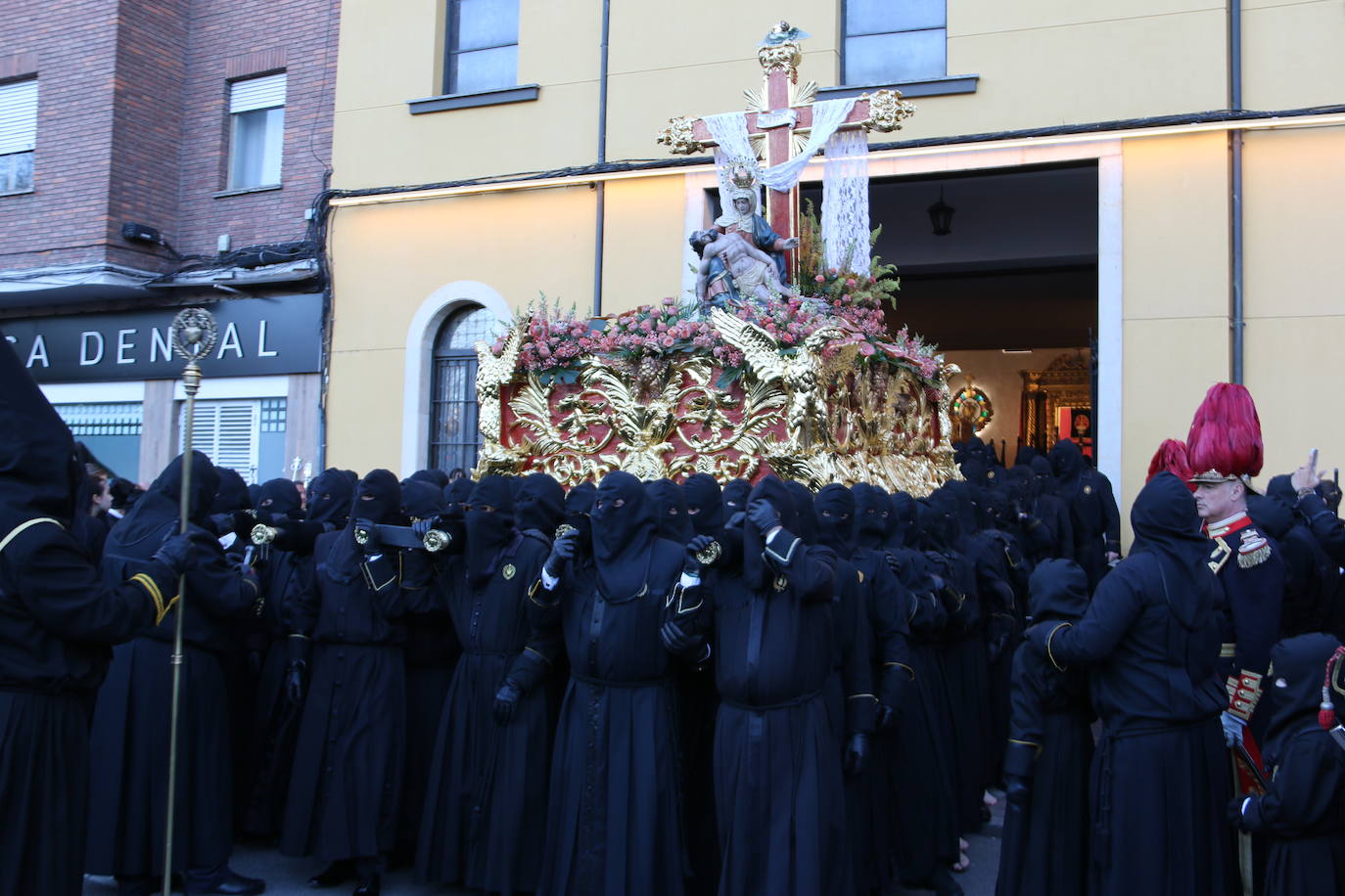 León, mira el dolor de la Madre