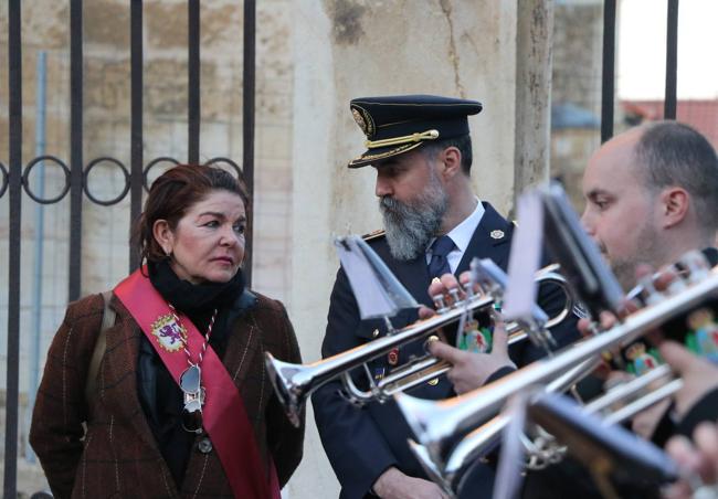 La secretaria municipal y el intendente jefe conversan