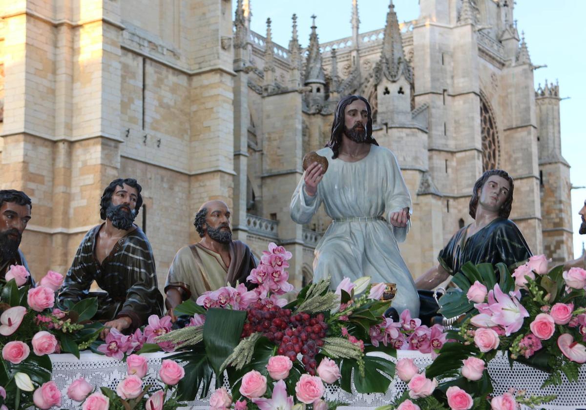 Imagen de Jesús en el paso de la Sagrada Cena a los pies de la Catedral de León.