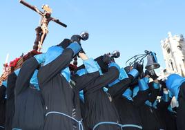 Los braceros elevan al cielo al Santo Cristo de las Bienaventuranzas en León.