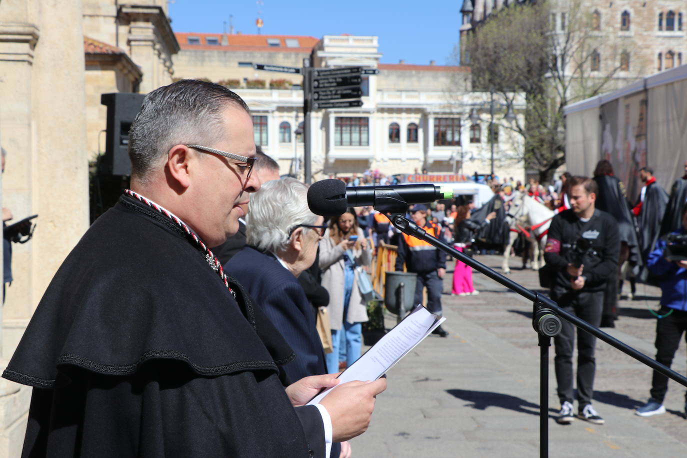 León escucha el pregón de las Siete Palabras