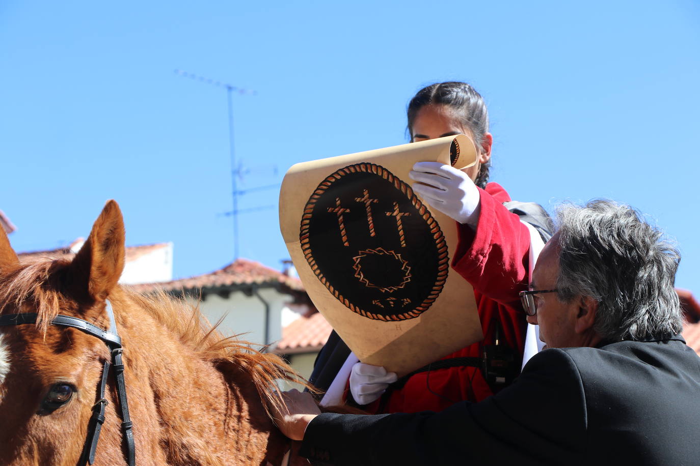 León escucha el pregón de las Siete Palabras