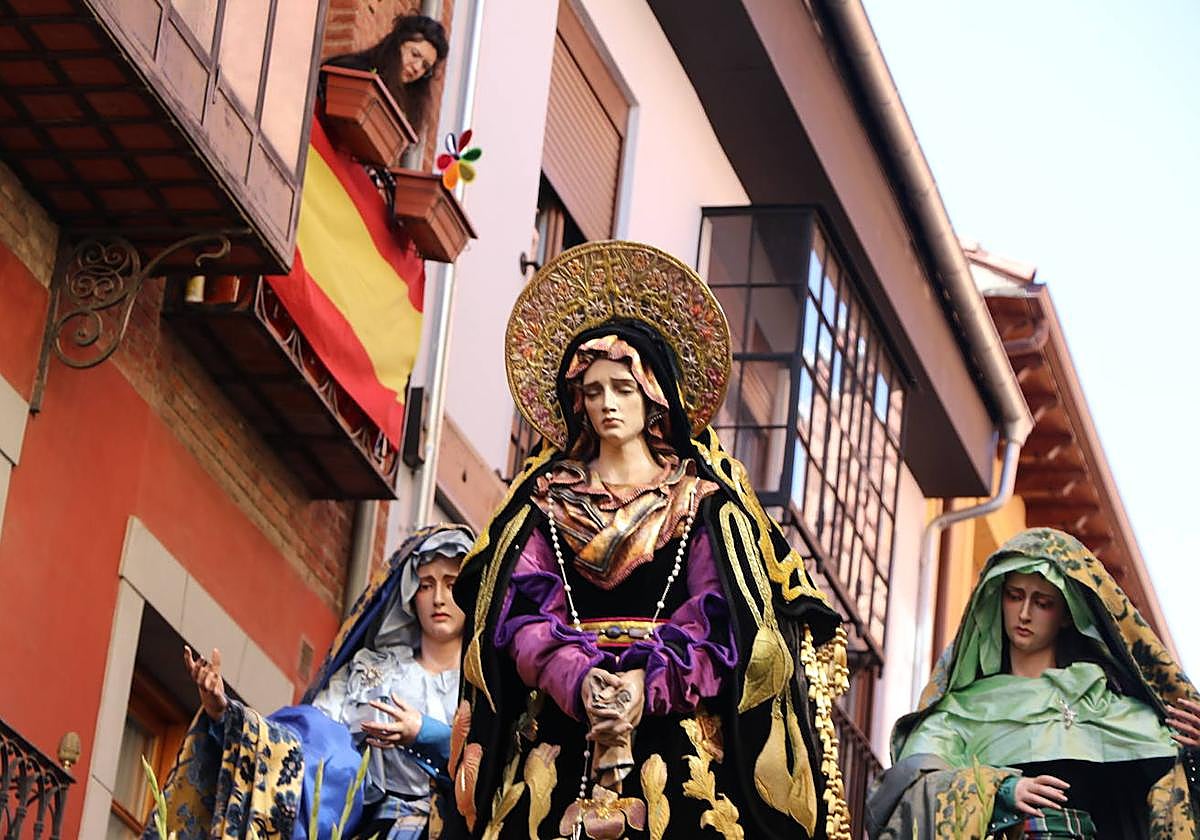 El paso de las Tres Marías avanza por Mariano Domínguez Berrueta hacia la Despedida.