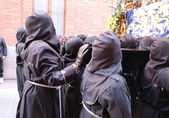 Braceras del paso de la Virgen de los Reyes.