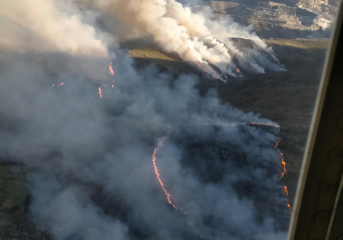 Imagen del incendio forestal en Fonte da Cova, en la provincia de León.