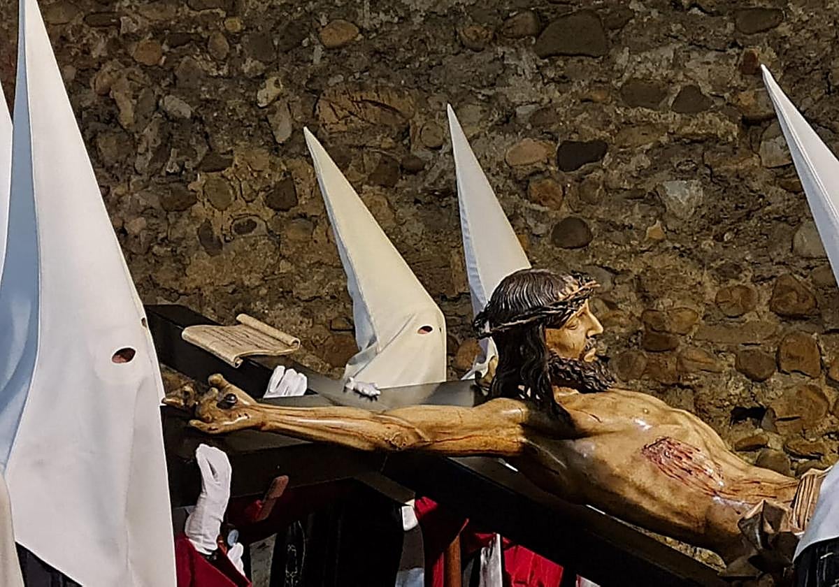 El Cristo de la Agonía marca el camino junto a la muralla en una imagen icónica de este acto procesional.