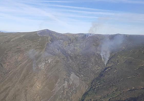 Imagen desde un helicóptero en el que se aprecian varios de los focos de este incendio.