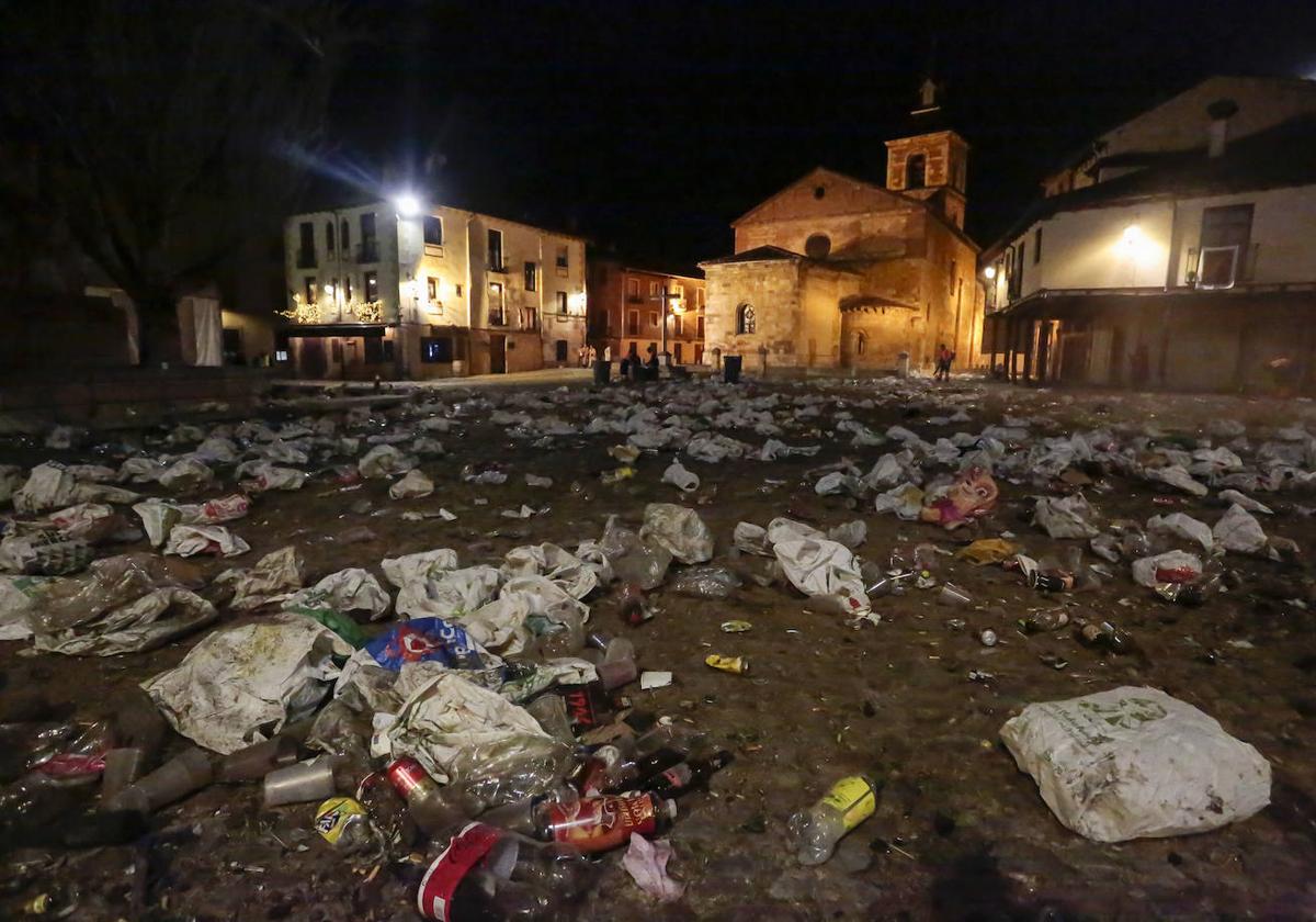 Restos del botellón de Genaro en la mañana de Viernes Santo.