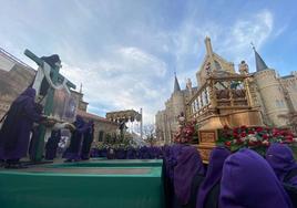 Momento del traslado del Cristo, tras el desenclavo.