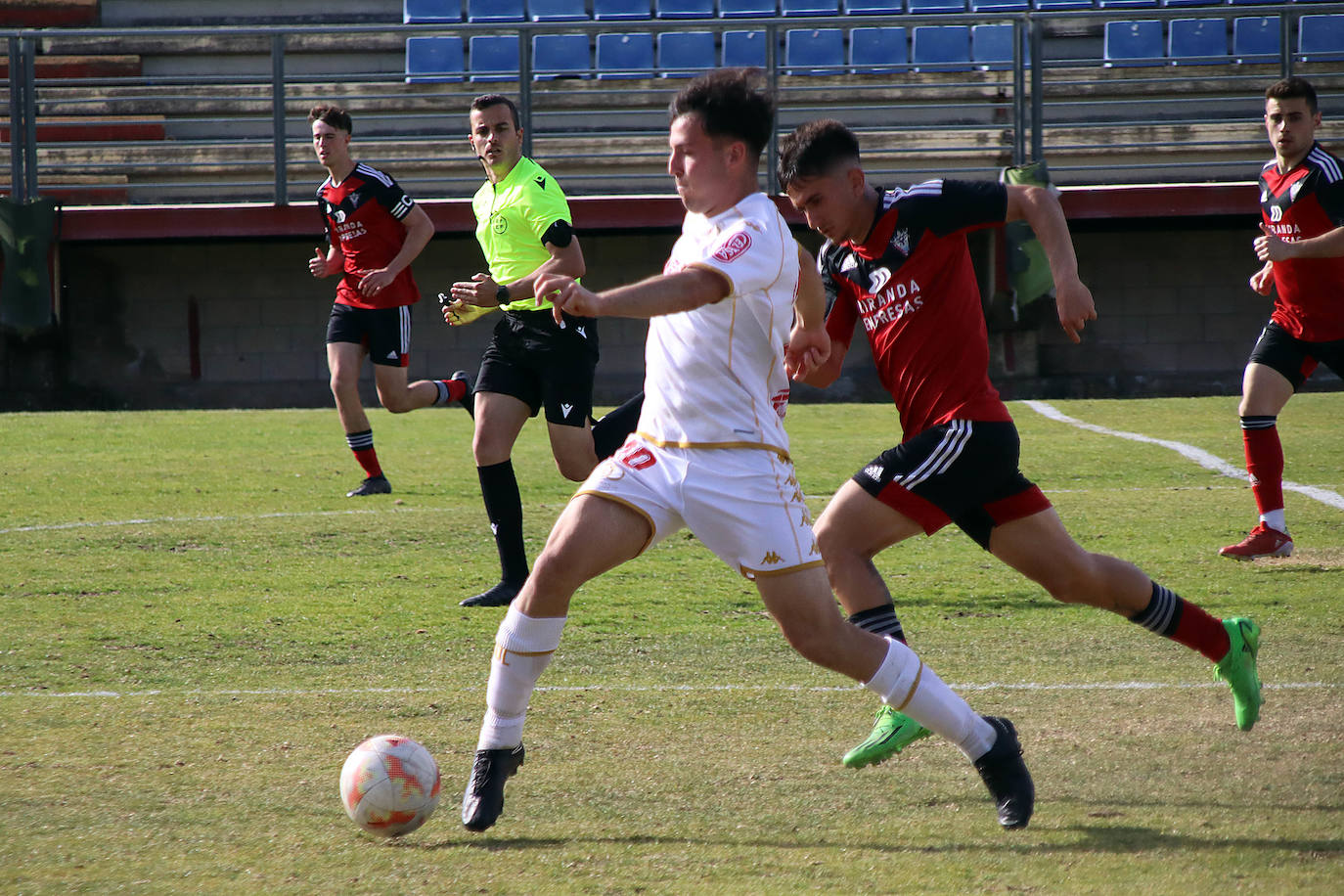 Júpiter-Mirandés B en el Área Deportiva de Puente Castro