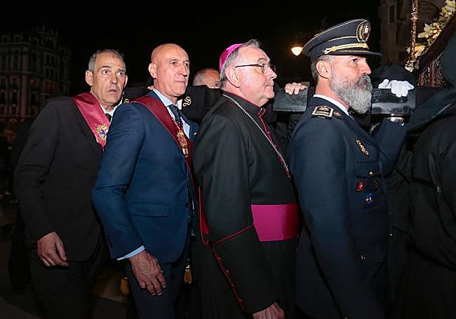 El Obispo, una de las autoridades que puja el paso desde la Diputación de León.