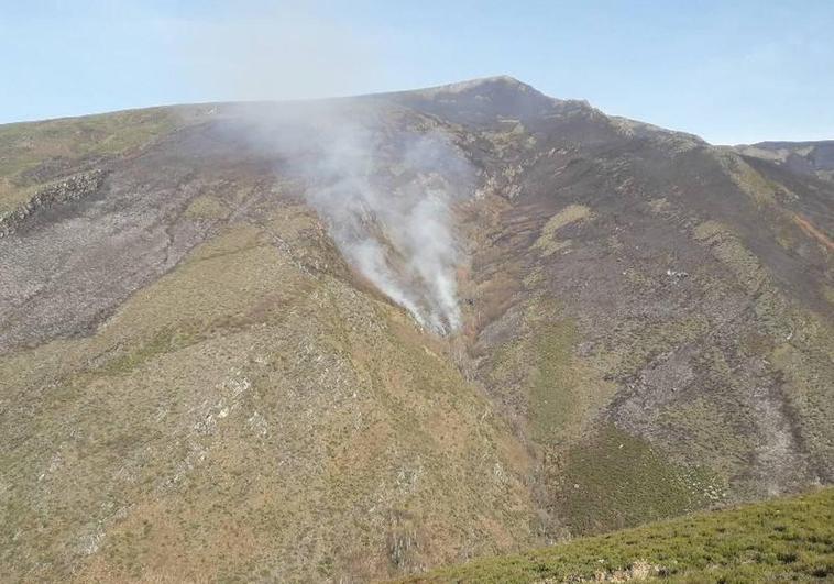 Imagen de uno de los focos del incendio de La Baña.