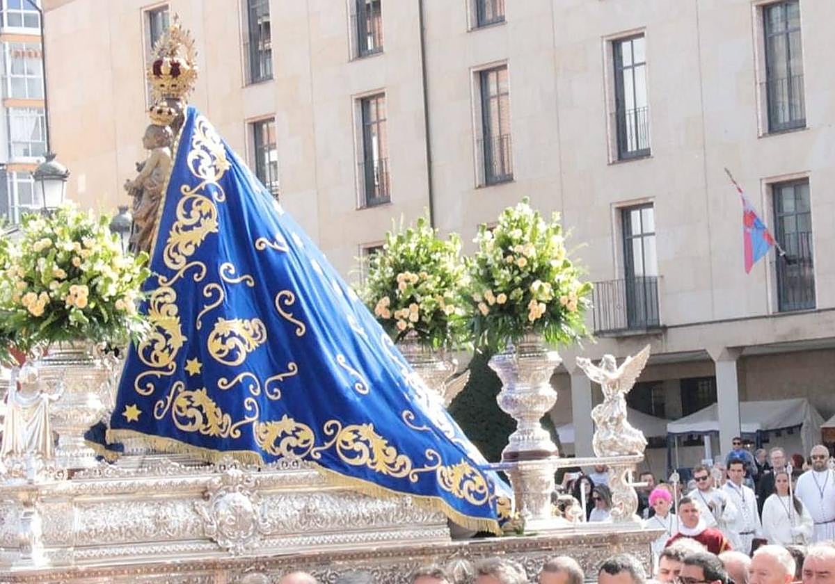 La retirada del velo a la Virgen de la Encina es uno de los momentos más emotivos de la Semana Santa ponferradina.