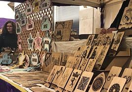 Mercado artesanal situado en la calle Pilotos Regueral