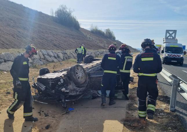 Efectivos de Bomberos de León en el lugar del accidente.