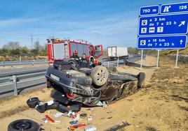 Efectivos de Emergencias Sacyl durante la intervención en un accidente de tráfico.