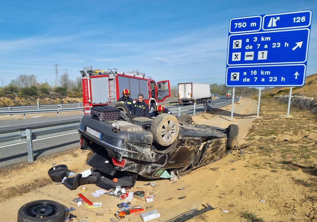 Fallece una mujer tras el vuelco de un turismo en la localidad de Valdefresno