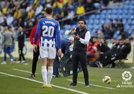 David Gallego da indaciones a su equipo durante un partido.