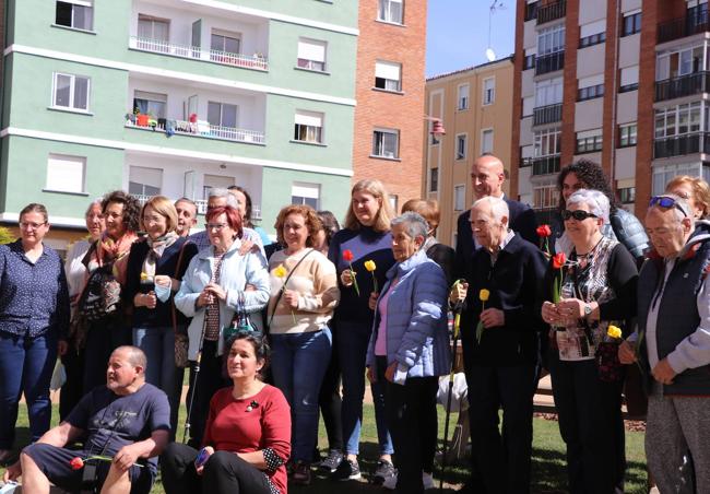 Parkinson León realiza una plantación de tulipanes por el día mundial de la enfermedad de Parkinson.