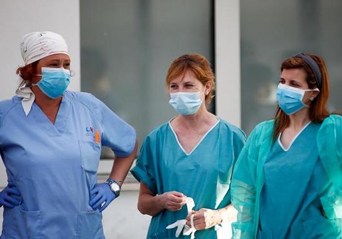 Varias sanitarias conversan en un centro de la provincia.