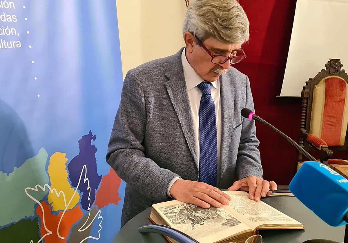 El rector de la Universidad de León durante la lectura del Quijote en San Isidoro en otra edición de esta iniciativa.