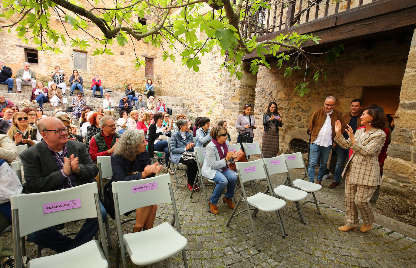 Carmen Calvo participa en una charla feminista en Ponferrada