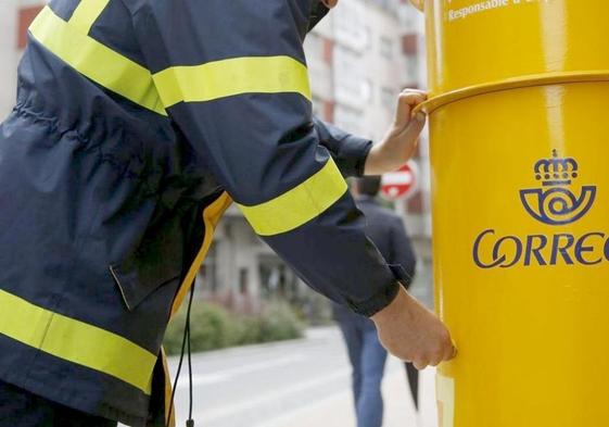 Correos pone a disposición de Unicaja Banco su red de 2.389 oficinas y sus cerca de 6.000 carteros y carteras rurales.