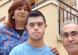 Rubén Calleja Loma, que acaba de cumplir los 21 años, con su padre, Alejandro, y su madre, Lucía, en su casa de León.