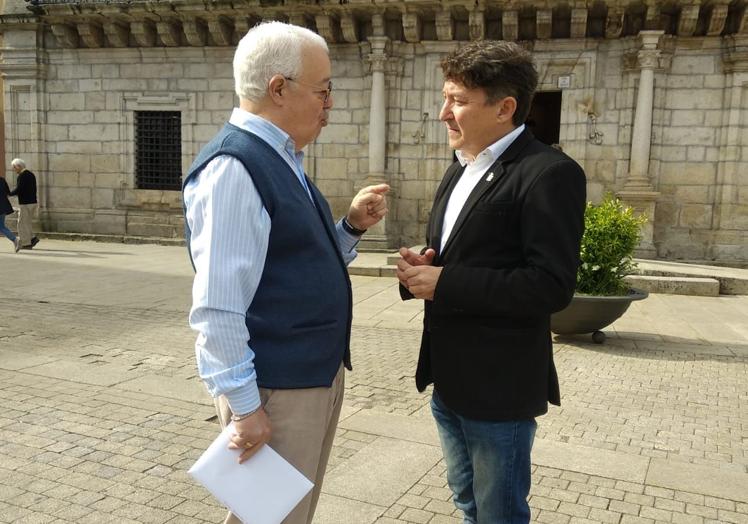 Samuel Folgueral, este martes, durante su comparecencia en la plaza del Ayuntamiento de Ponferrada.