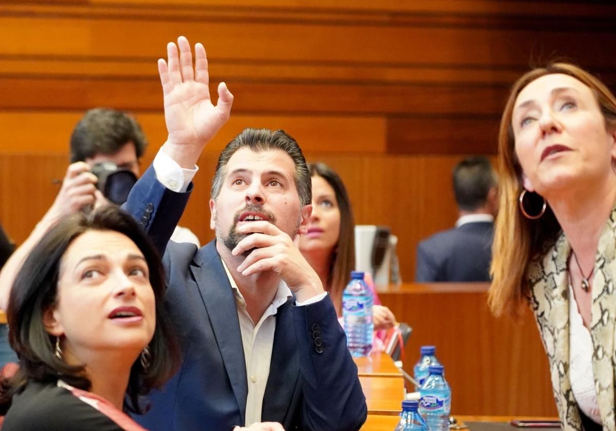 El portavoz del Grupo Socialista, Luis Tudanca, durante el Pleno de las Cortes de Castilla y León.