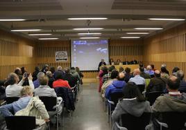 Decenas de personas llenan el salón de actos de la Fundación Sierra Pambley en la presentación de la Coordinarora en Defensa del Territorio.