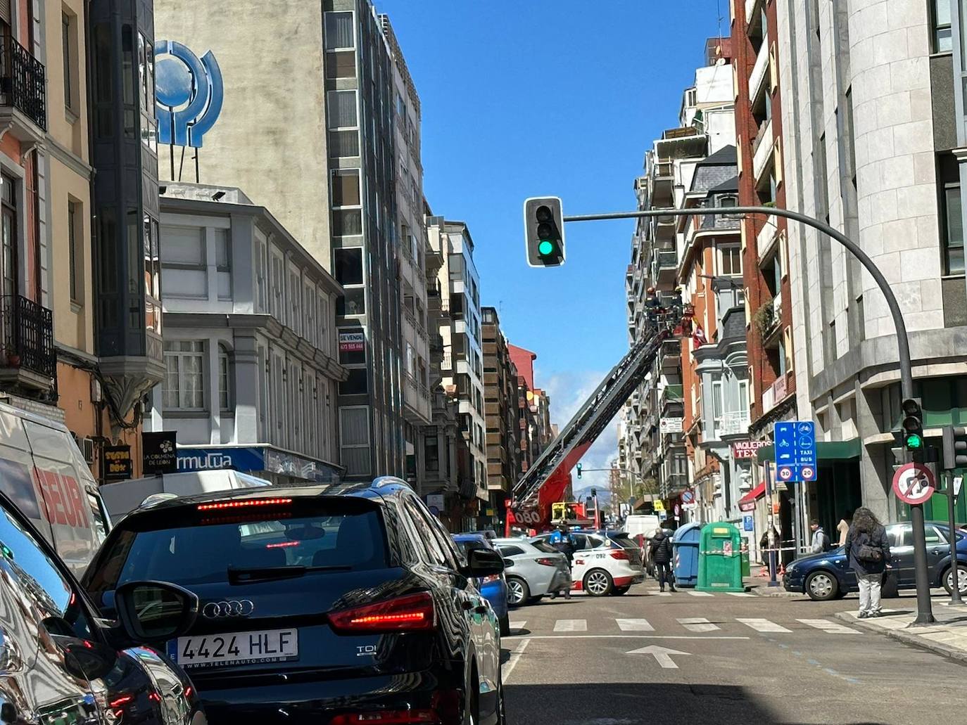 Los Bomberos intervienen en un desprendimiento en el edificio de Telefónica