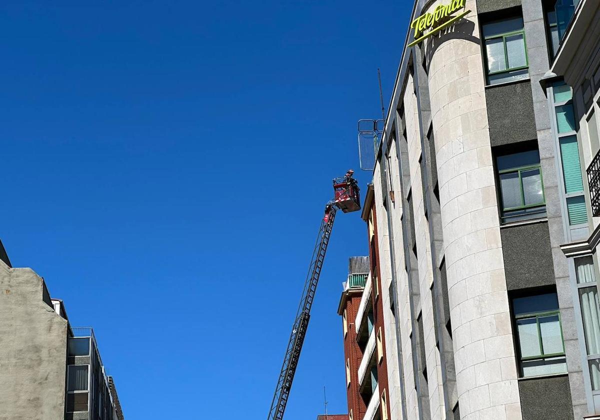 Los Bomberos intervienen en un desprendimiento en el edificio de Telefónica