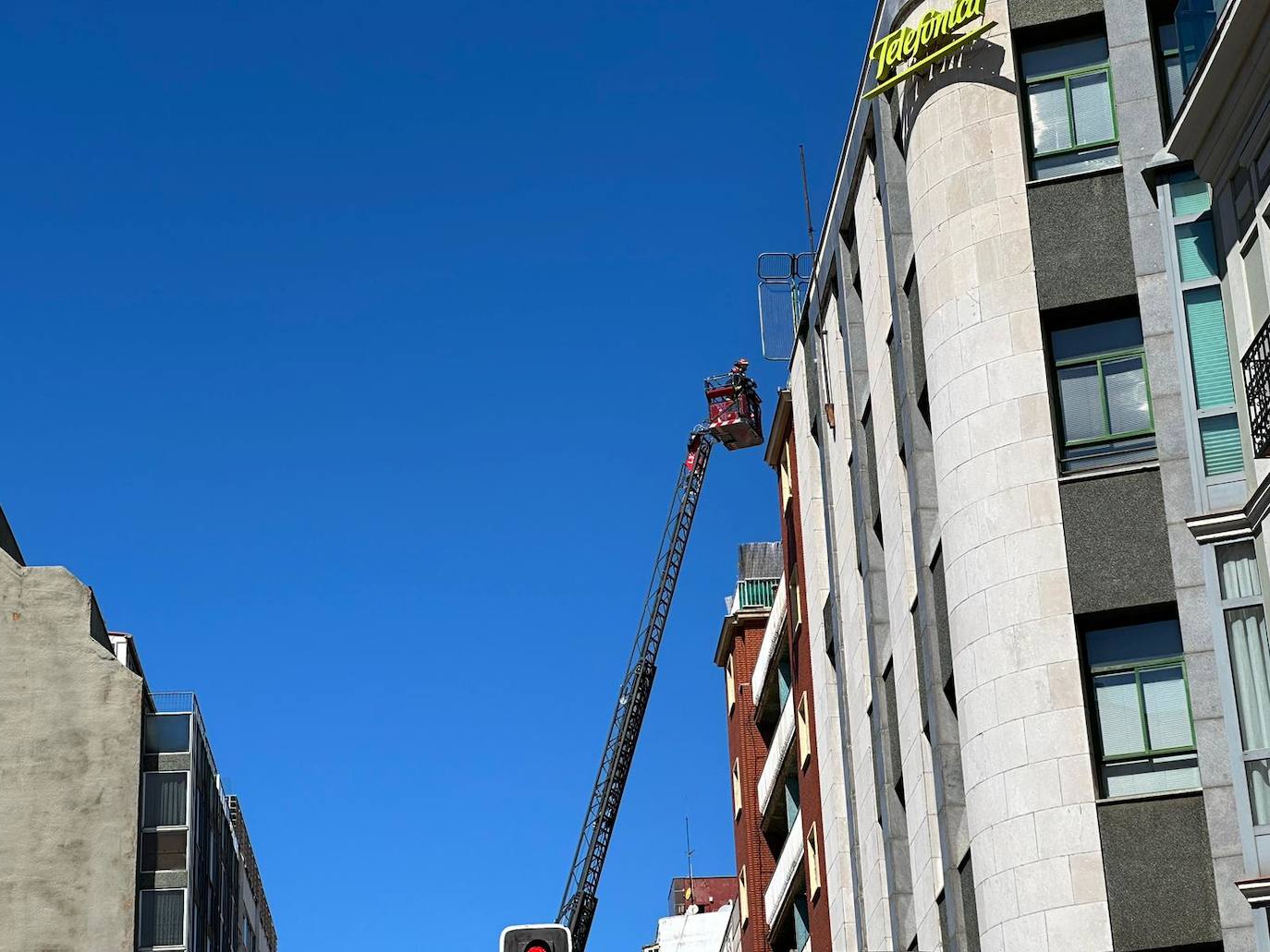 Los Bomberos intervienen en un desprendimiento en el edificio de Telefónica