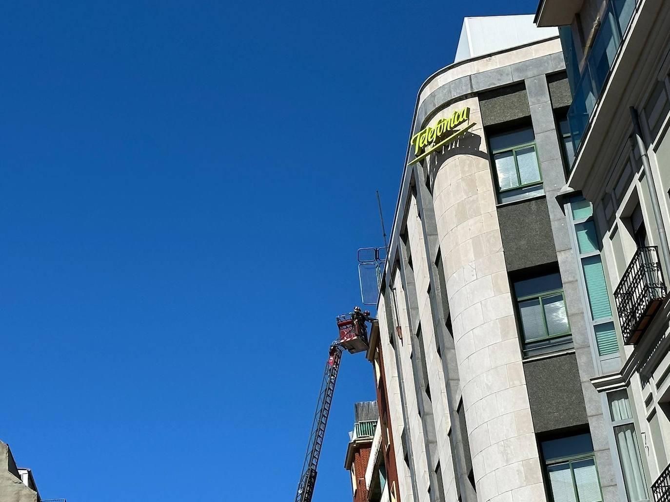 Los Bomberos intervienen en un desprendimiento en el edificio de Telefónica