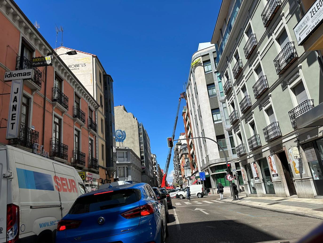 Los Bomberos intervienen en un desprendimiento en el edificio de Telefónica