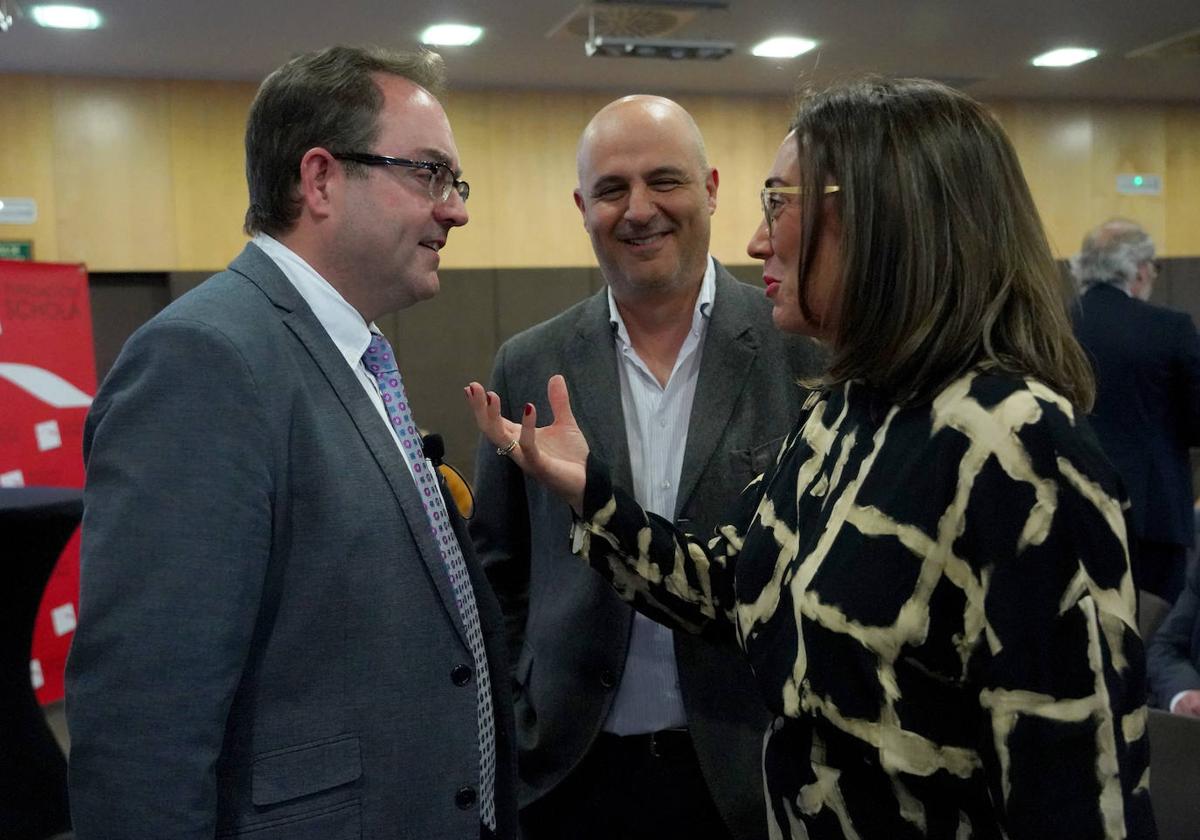 Conferencia de director general del Instituto Nacional de Ciberseguridad, Félix Barrio, sobre 'INCIBE: Recursos y herramientas para protegerse de ciberataques', dentro del Foro de Empresarios de Castilla y León y la Fundación Schola. Junto a él, la consejera de Movilidad y Transformación Digital, María González Corral.