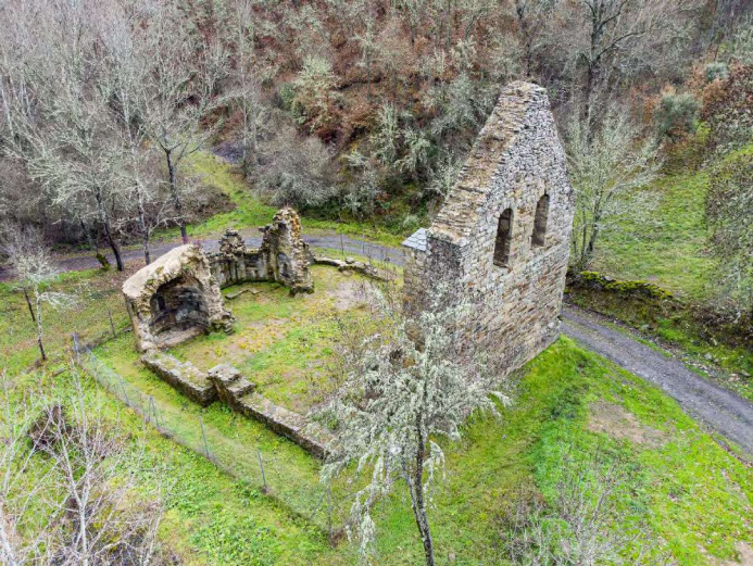 Villagatón consolida las ruinas de la iglesia románica de San Juan de Montealegre, declarada BIC dentro de la Tebaida berciana