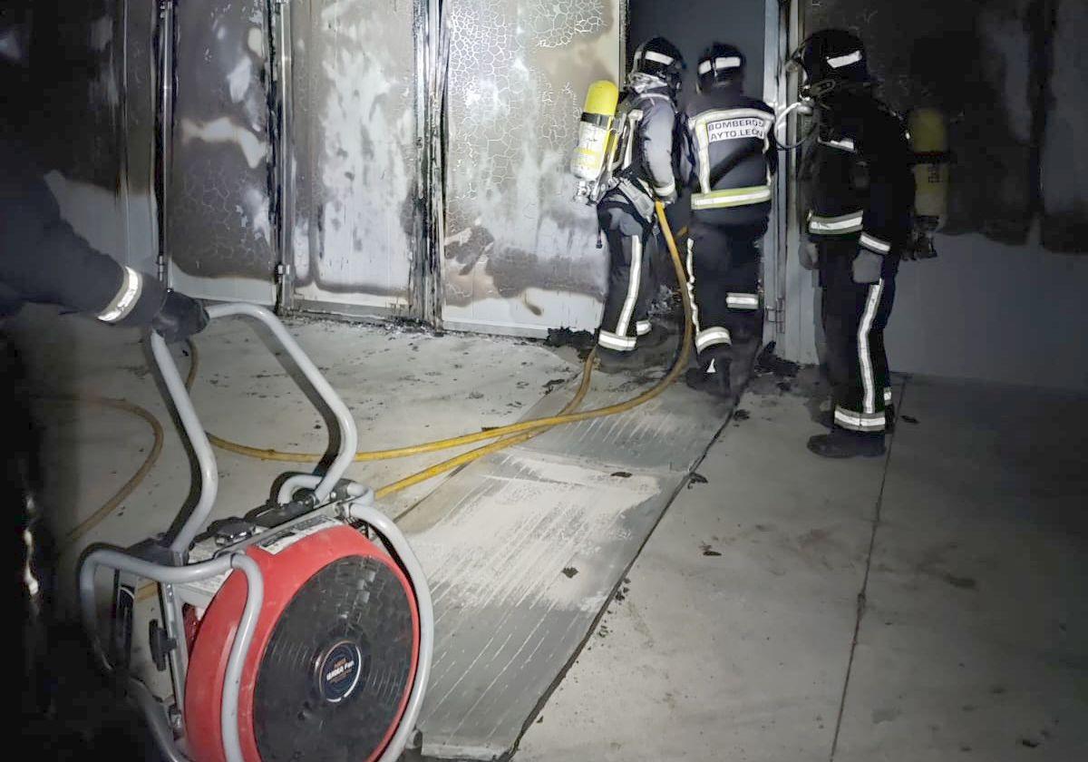 Bomberos de León interviene en el incendio ocasionado en la granja de pollos de madrugada.