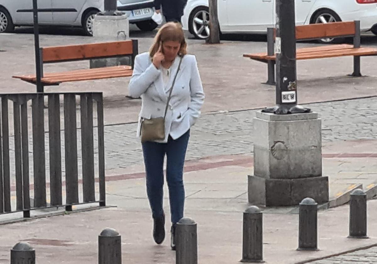 El PP se aleja de Torres y ya trabaja en un posible recambio para el Ayuntamiento de León. En la imagen, Margarita Torres este jueves momentos antes de presentar su candidatura, que finalmente no presentó alegando un «gravísimo problema familiar».