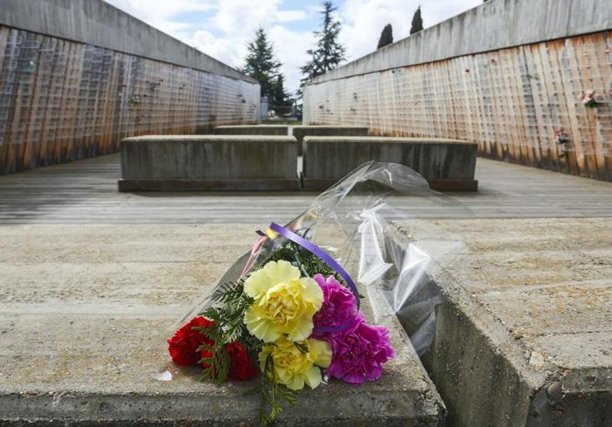 Celebración del aniversario de la República en la 'capilla' laica del cementerio de León