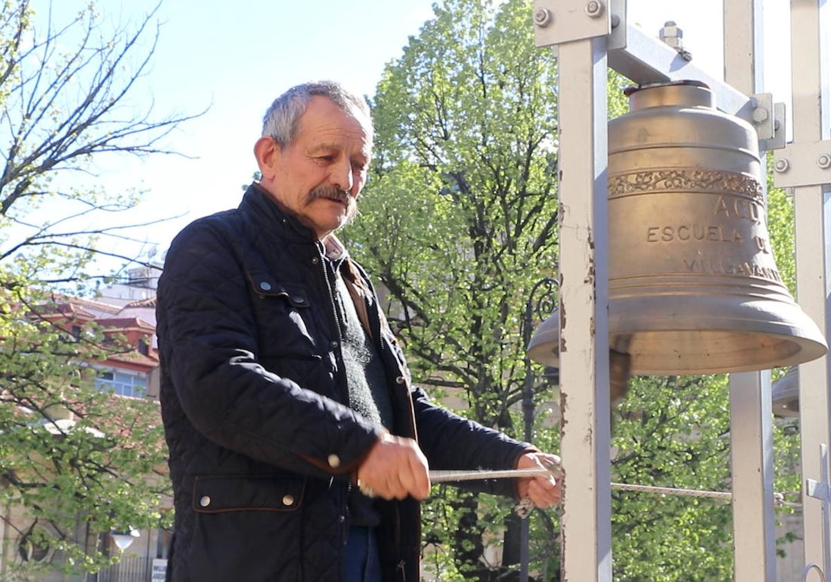 Ceferino, campanero de Villavante, hacer sonar las campanas frente a una abarrotada plaza de Botines.