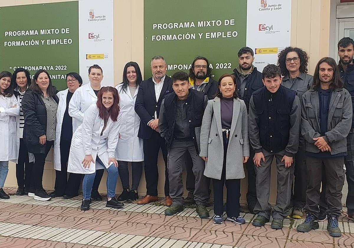 El alcalde de Camponaraya posa junto a los participantes de los programas mixtos.