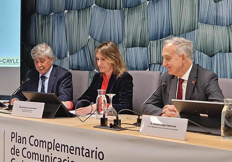 La consejera de Educación de la Junta de Castilla y León, Rocío Lucas Navas, los rectores de las universidades de Valladolid y de León duarnte la presentación del Plan Complementario de Comunicaciones Cuánticas en Castilla y León.