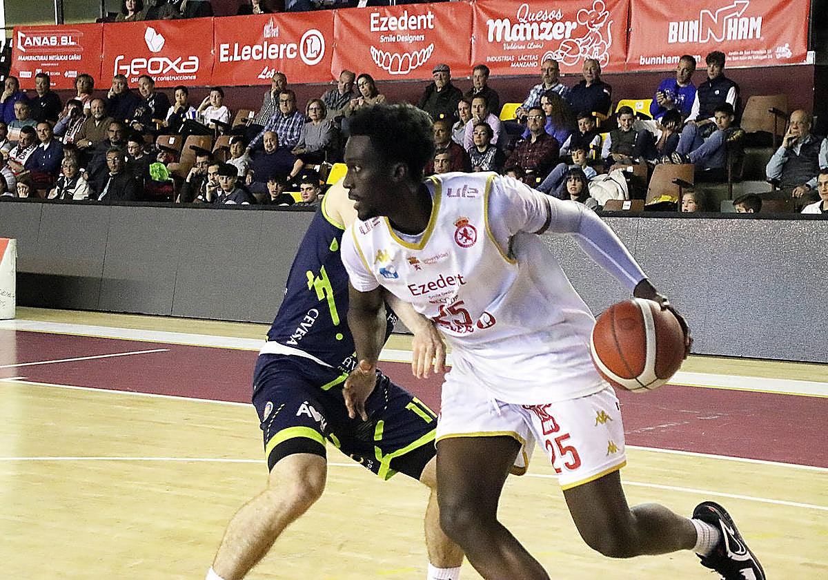 Bigirumwami controla el balón en un partido de la presente temporada.
