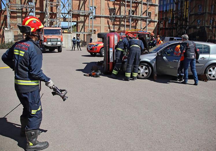 Bomberos de León durante la exhibición.