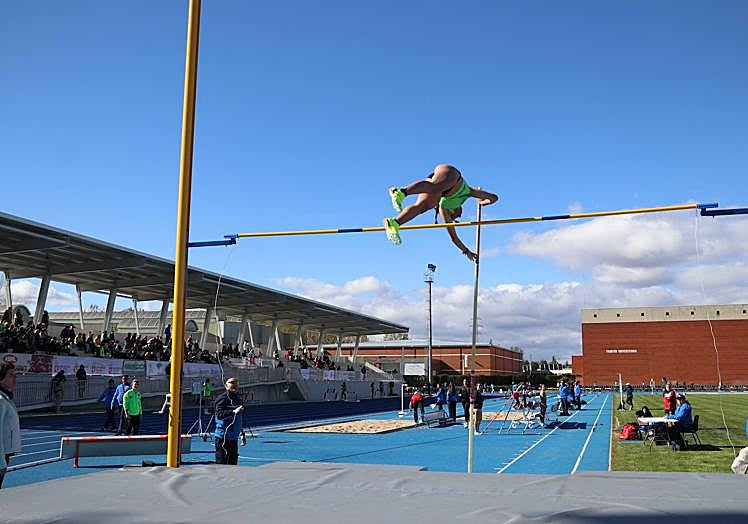 Primera jornada de la Liga Iberdrola de División de Honor Femenina en las pistas de atletismo de la ULE.