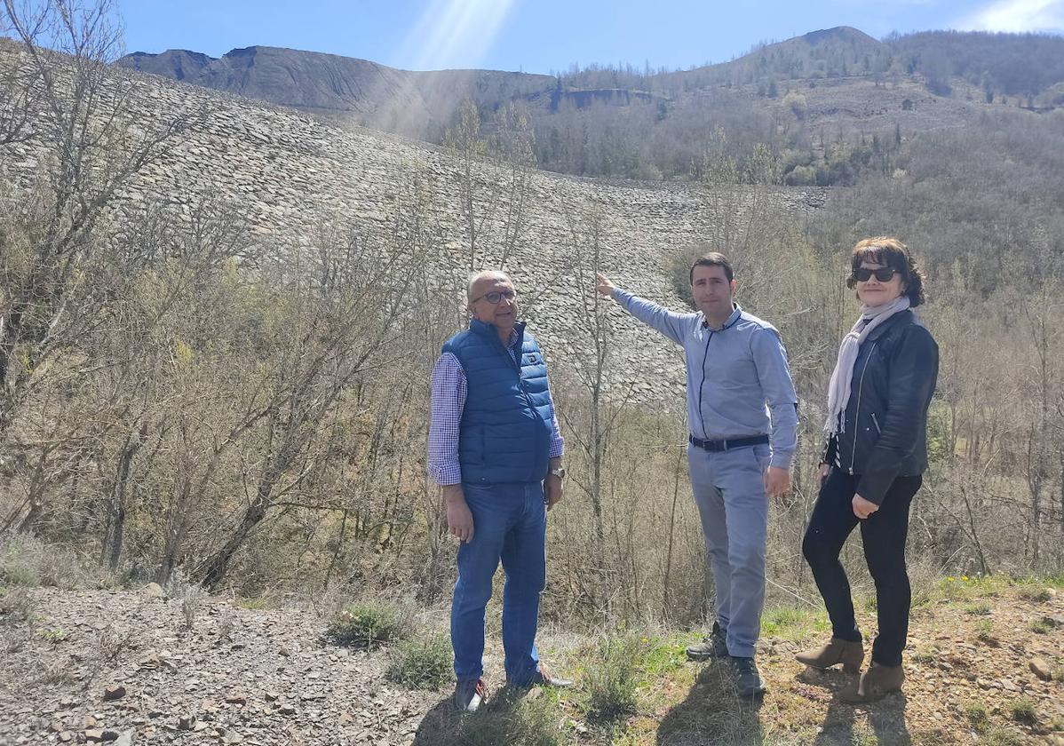 El concejal de la Unión del Pueblo Leonés en La Robla y candidato a la Alcaldía, Felipe Moreira, junto con los aspirantes a la junta vecinal afectada, José María Rodríguez Brasas y Mila Barros Calvo.