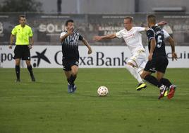 Obolskii trata de irse de dos jugadores de la Balona en el partido de la primera vuelta en Linares.