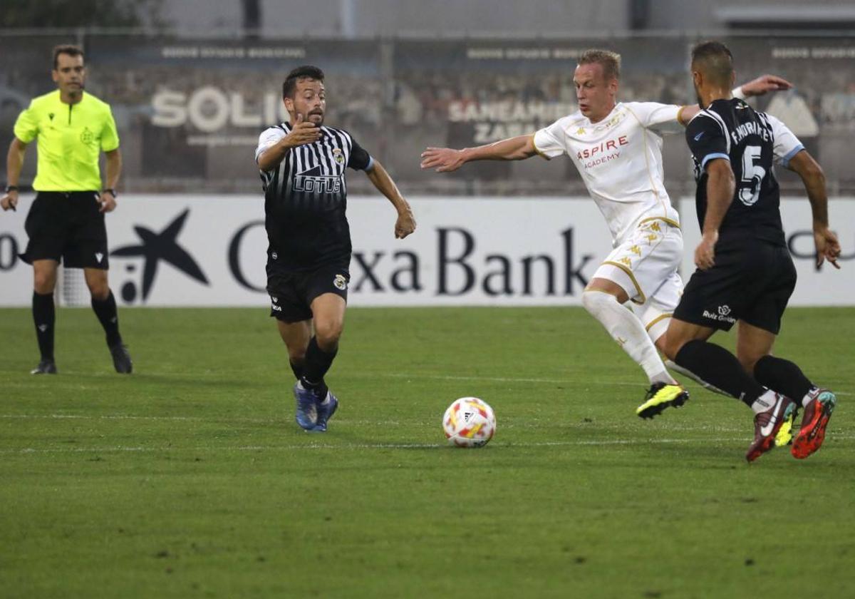 Obolskii trata de irse de dos jugadores de la Balona en el partido de la primera vuelta en Linares.